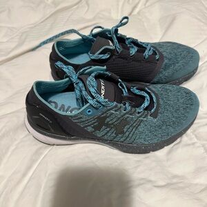 Under Armour 7.5  Charged shoes Blue/White